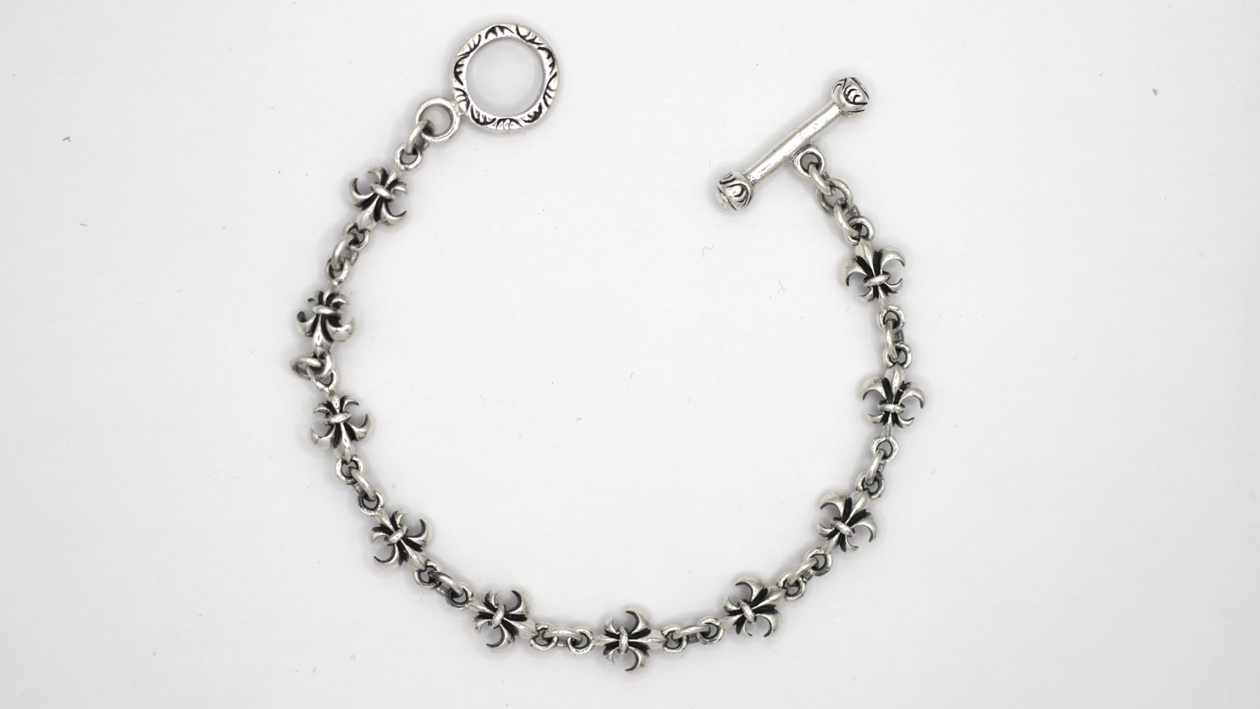 FLEUR-DE-LIS TOGGLE BRACELET